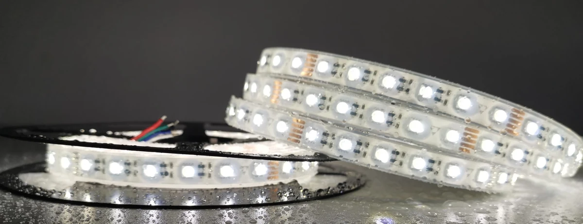 Rolo de fita de LED RGBW de corrente constante linear à prova d'água DENO #4905 aceso em Branco (3000K)