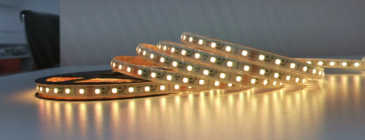 Rolo de fita de LED RGB de corrente constante linear DENO #3665 aceso na cor Mix RGB