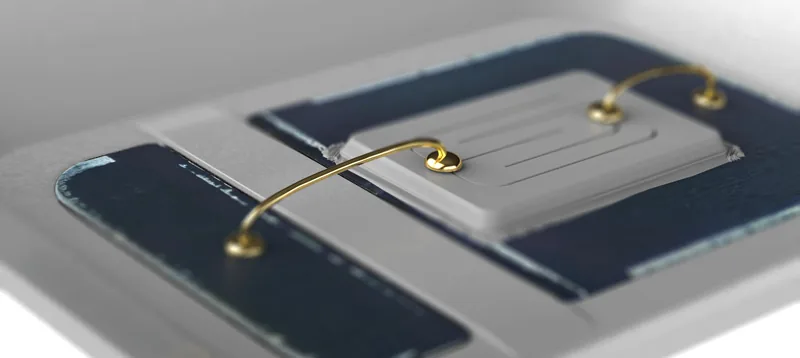 Diagrama estrutural ampliado da ligação por esfera de ouro no pad de um chip de LED
